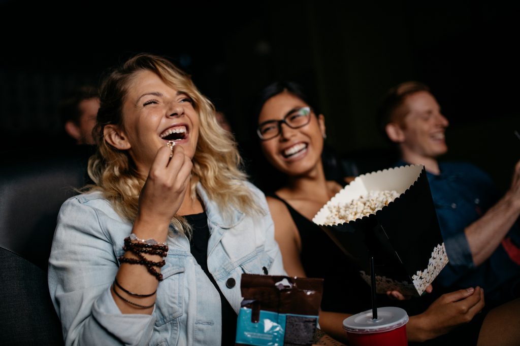 Femmes qui rient au cinéma
